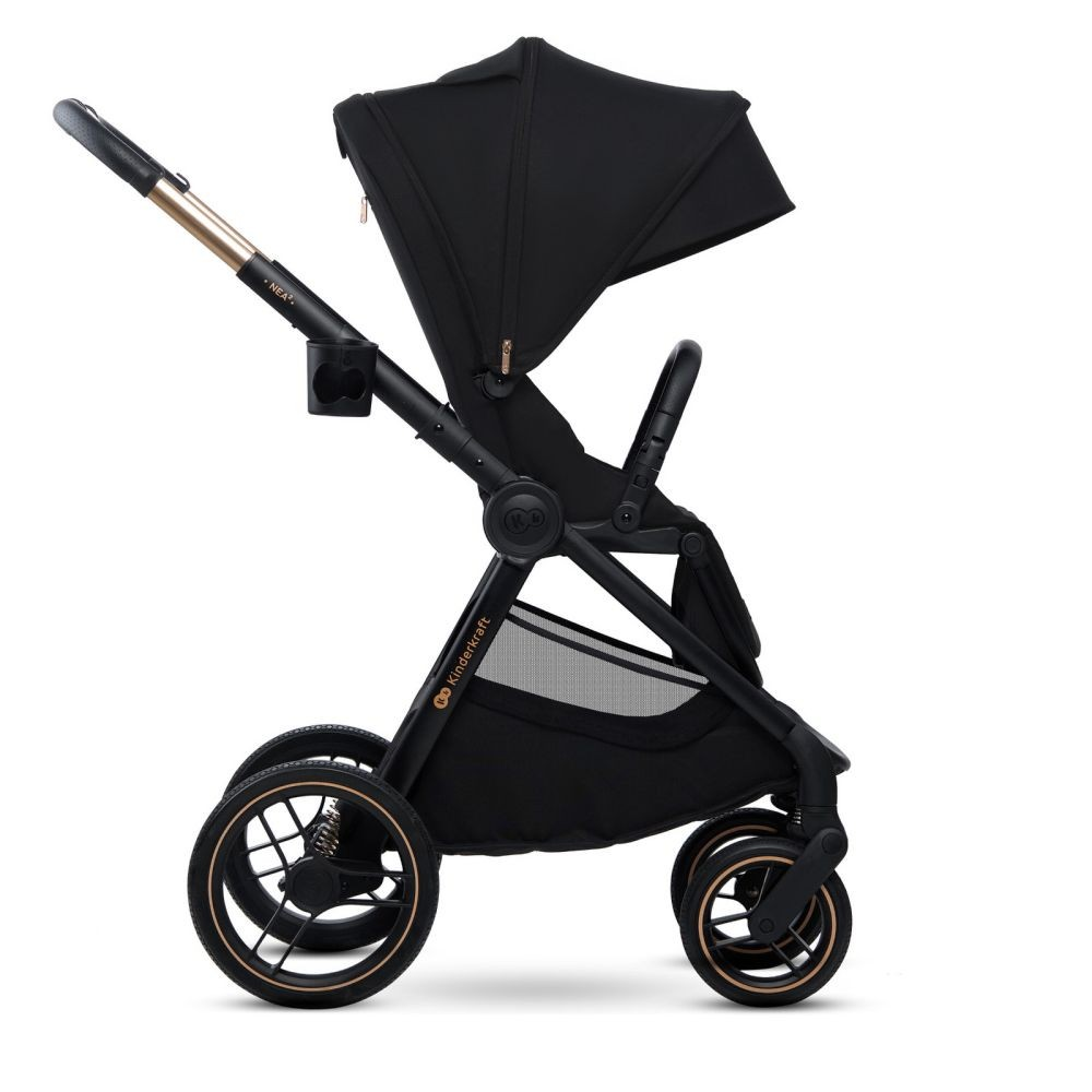 Ein schwarzer Kinderkraft Kinderwagen mit goldenen Akzenten an Rädern und Griff.