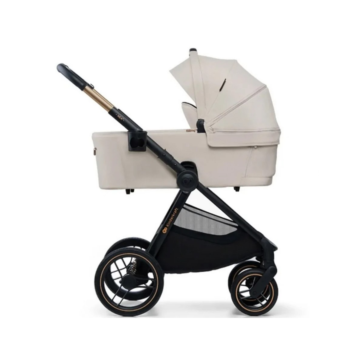 Ein beiger Kinderwagen mit schwarzem Rahmen und goldenen Akzenten. Große Hinterräder.