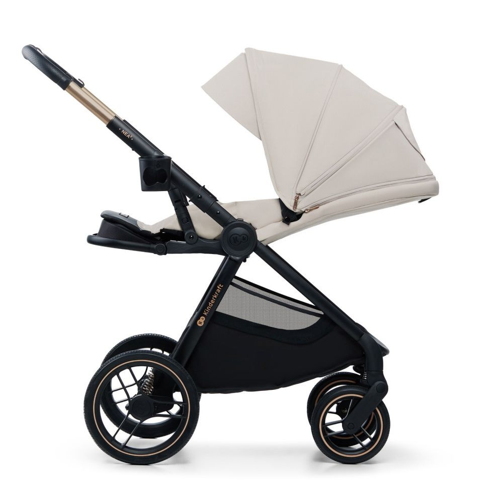 Ein beiger Kinderwagen mit schwarzem Rahmen, Rädern und Aufbewahrungstasche.