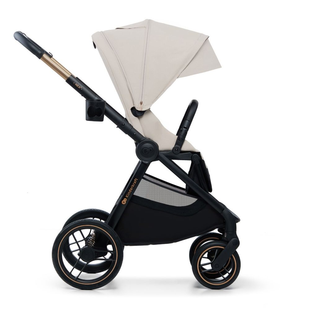 Ein beiger und schwarzer Kinderkraft-Kinderwagen mit großen Rädern und Verdeck.