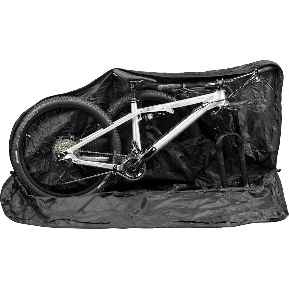 Vélo argenté dans une housse de protection noire avec de grandes roues et suspension.