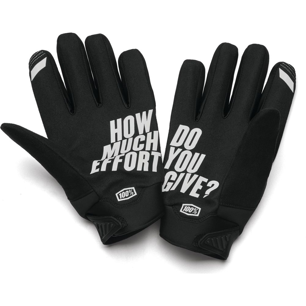 Schwarze Handschuhe mit weißer Schrift: „How much effort do you give?“