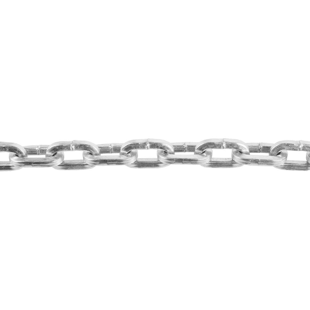 Eine metallische Kette mit ovalen Gliedern auf weißem Hintergrund.