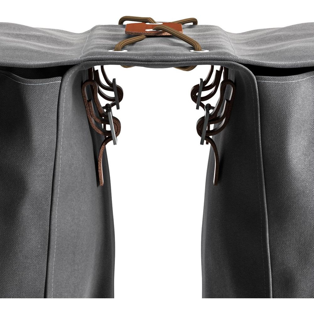 Graue Fahrradtaschen mit Lederriemen und Haken.
