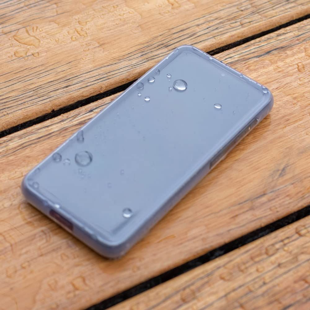 Graues Handy mit Hülle auf Holztisch, mit Wassertropfen.