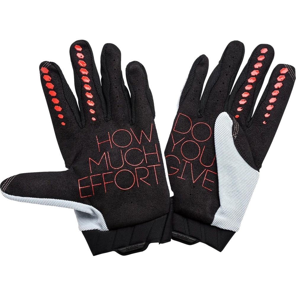 Schwarze Handschuhe mit rotem Text und roten Punkten auf den Fingern.