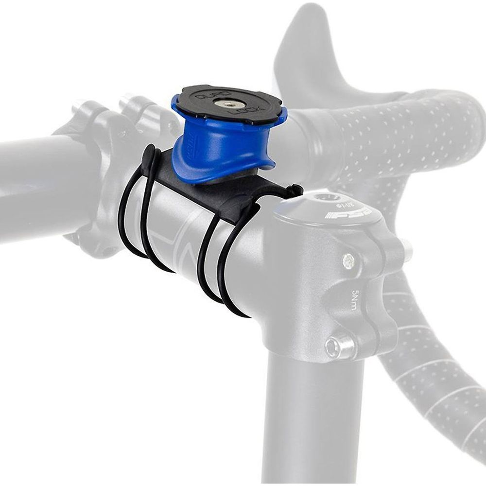 Blauer Fahrradhalter mit schwarzem Gurt, befestigt am Lenker.