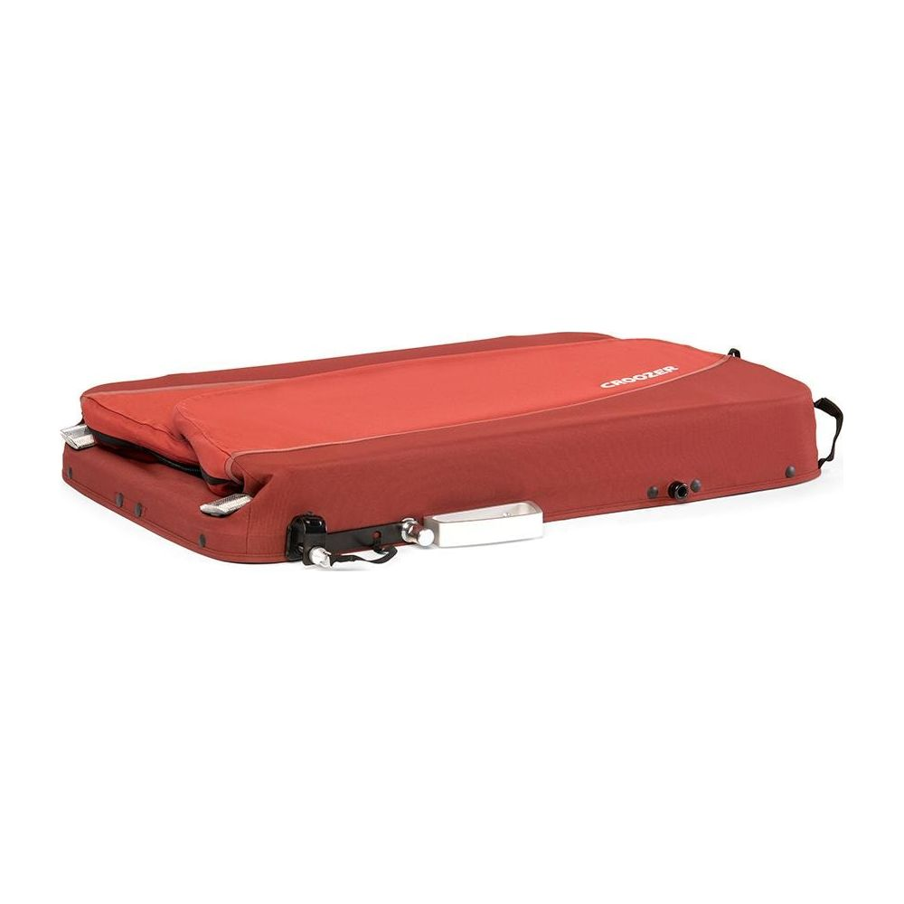 Roter Kinderwagen, zusammengeklappt, mit silbernem Griff und Riemen.