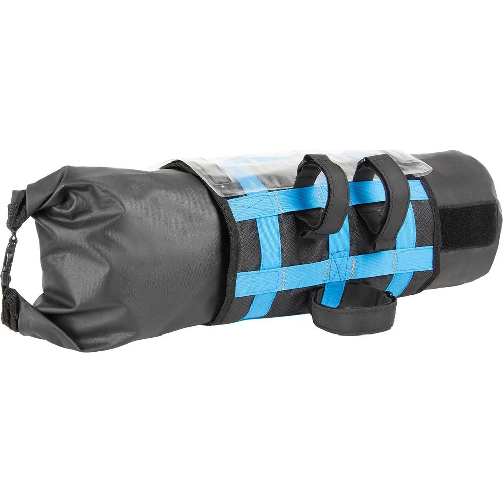 Bolsa impermeable negra con correas azules y velcro, tumbada.