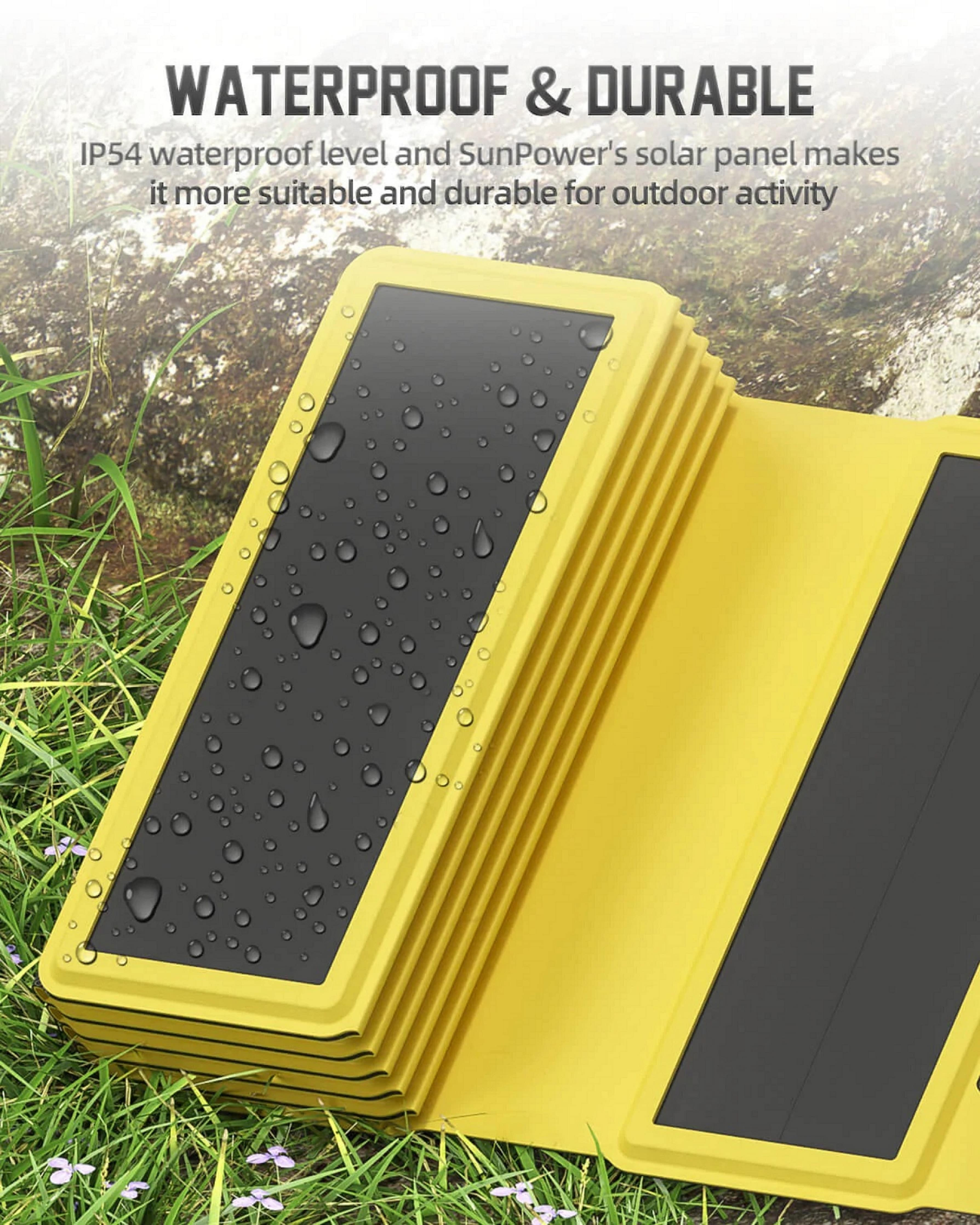 Geladene, gelbe Solarpanel mit Wassertropfen im Gras.