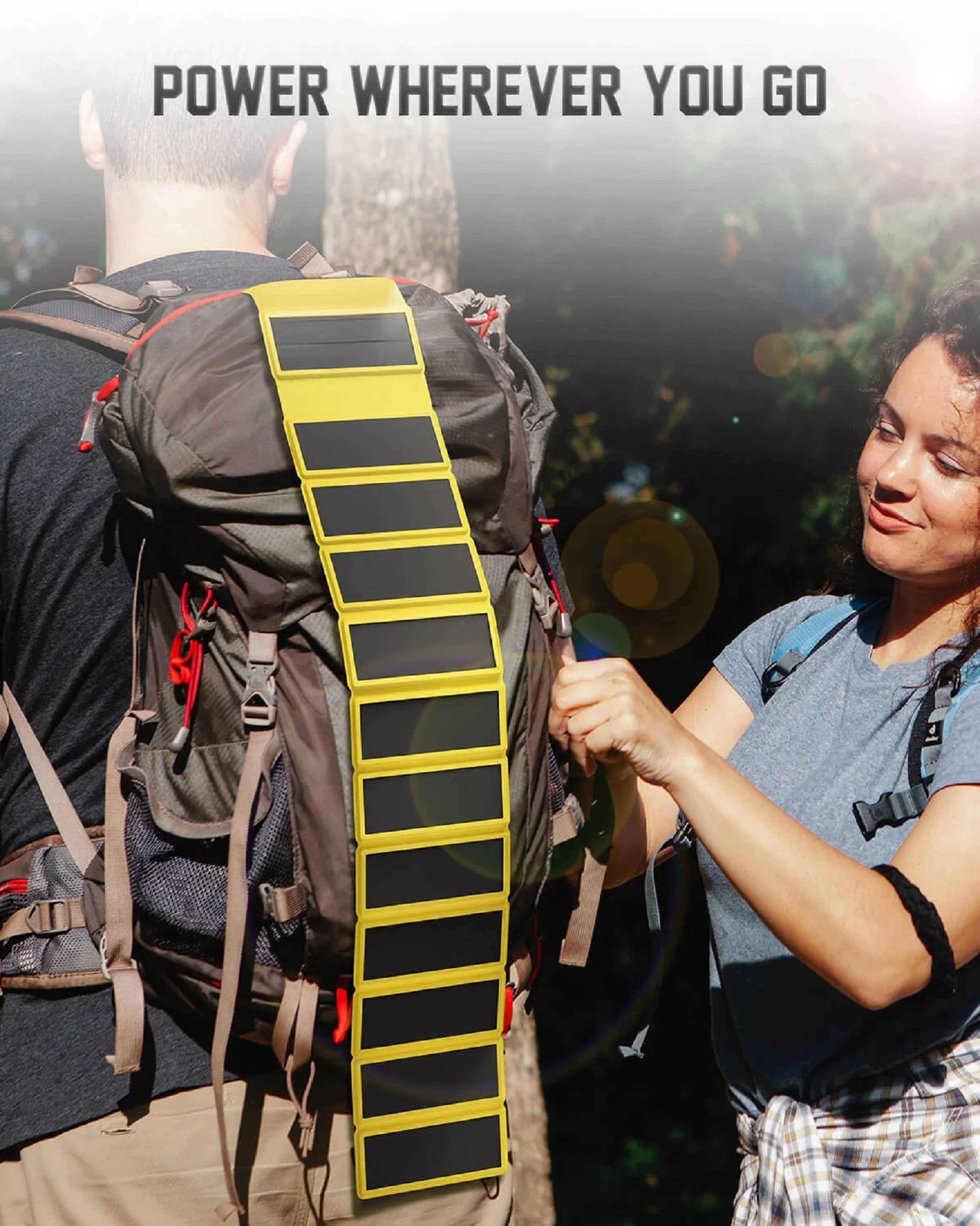 Personen mit Rucksack und Solarpanel im Freien.