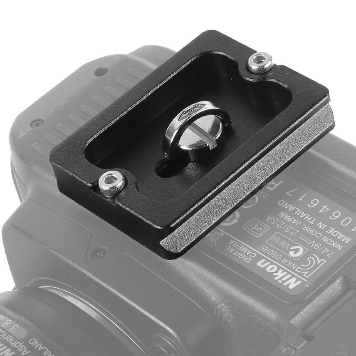 Ein schwarzer Kamerahalter ist auf einer Nikon-Kamera montiert. Details sind sichtbar.
