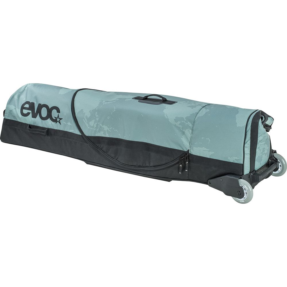 Un sac de voyage à roulettes bleu clair et noir avec logo Evoc et motif carte du monde.