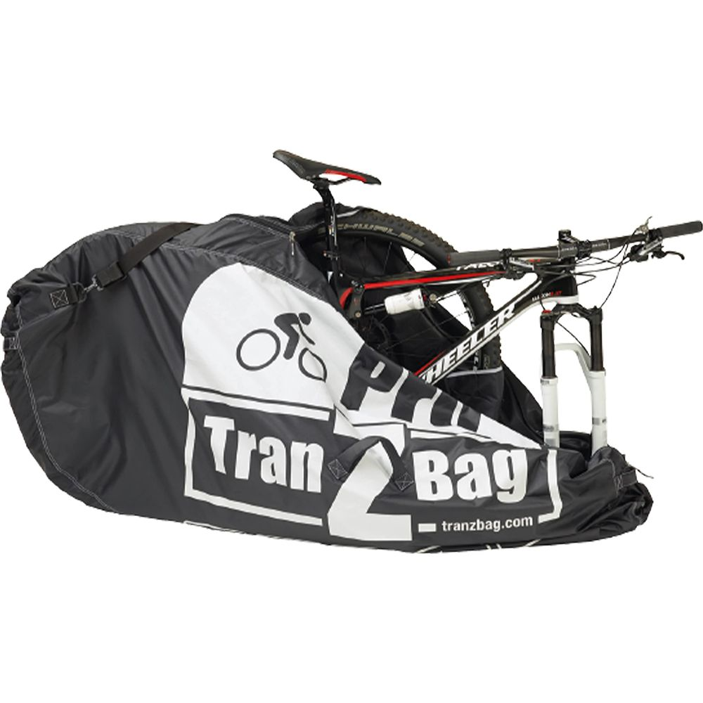 Un VTT dans un sac noir "Tranz Bag" avec inscription blanche.