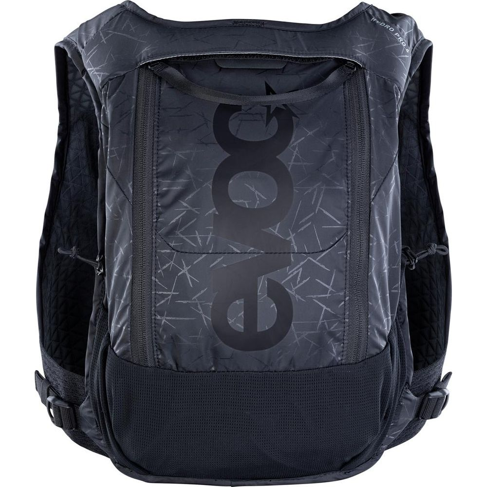 Ein dunkler Rucksack mit grauem Muster und dem EVOC-Logo.