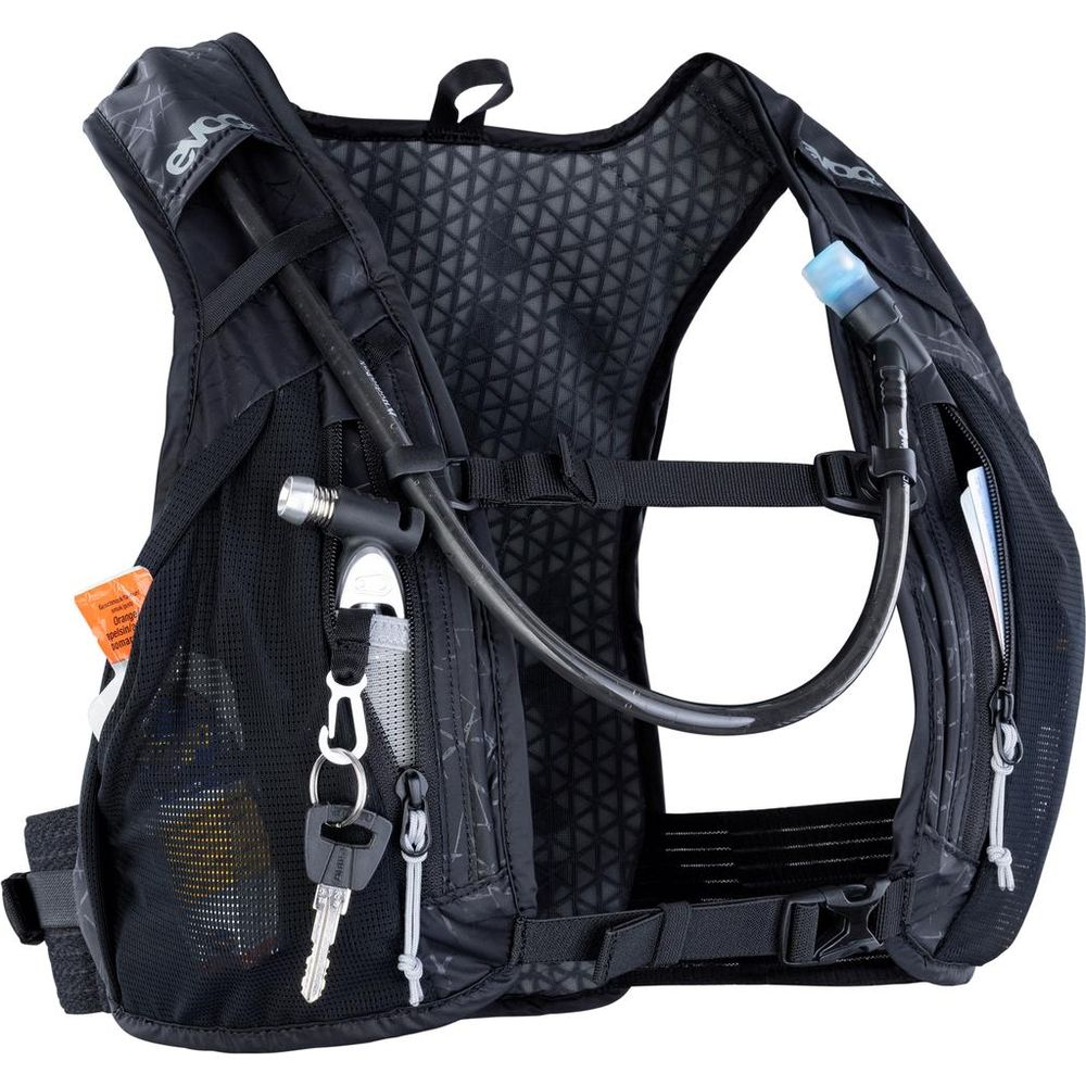 Schwarzer Trinkrucksack mit Schlauch, Schlüssel und orangefarbener Verpackung.