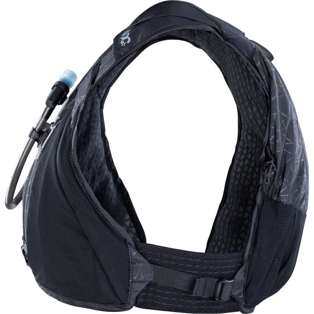 Schwarzer Trinkrucksack mit Trinkschlauch und Beißventil.
