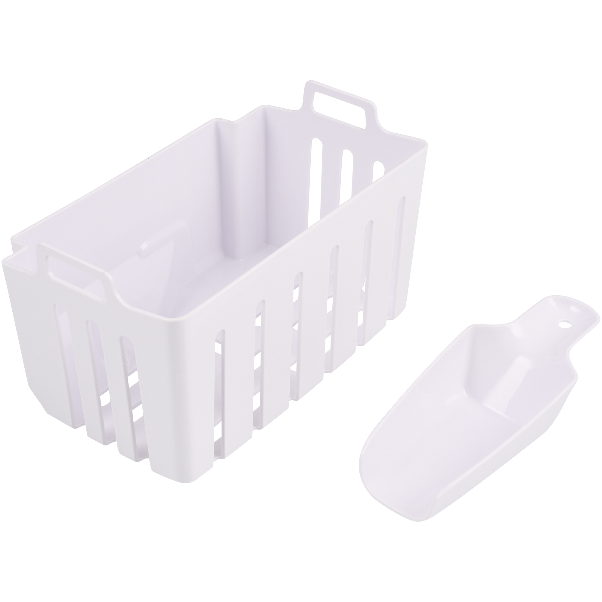 Biały plastikowy pojemnik na lód z łopatką na czarnym tle.