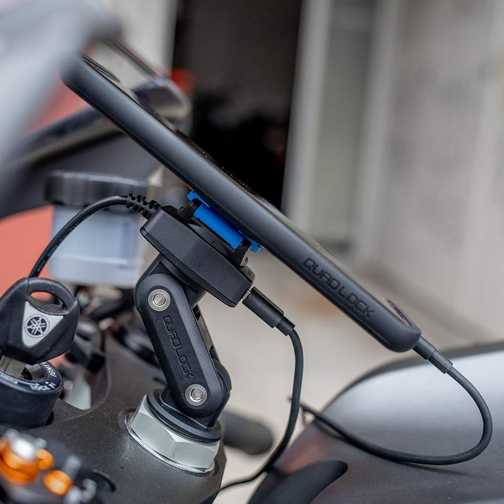 Handy auf Motorradhalterung, lädt. Schlüssel inklusive.