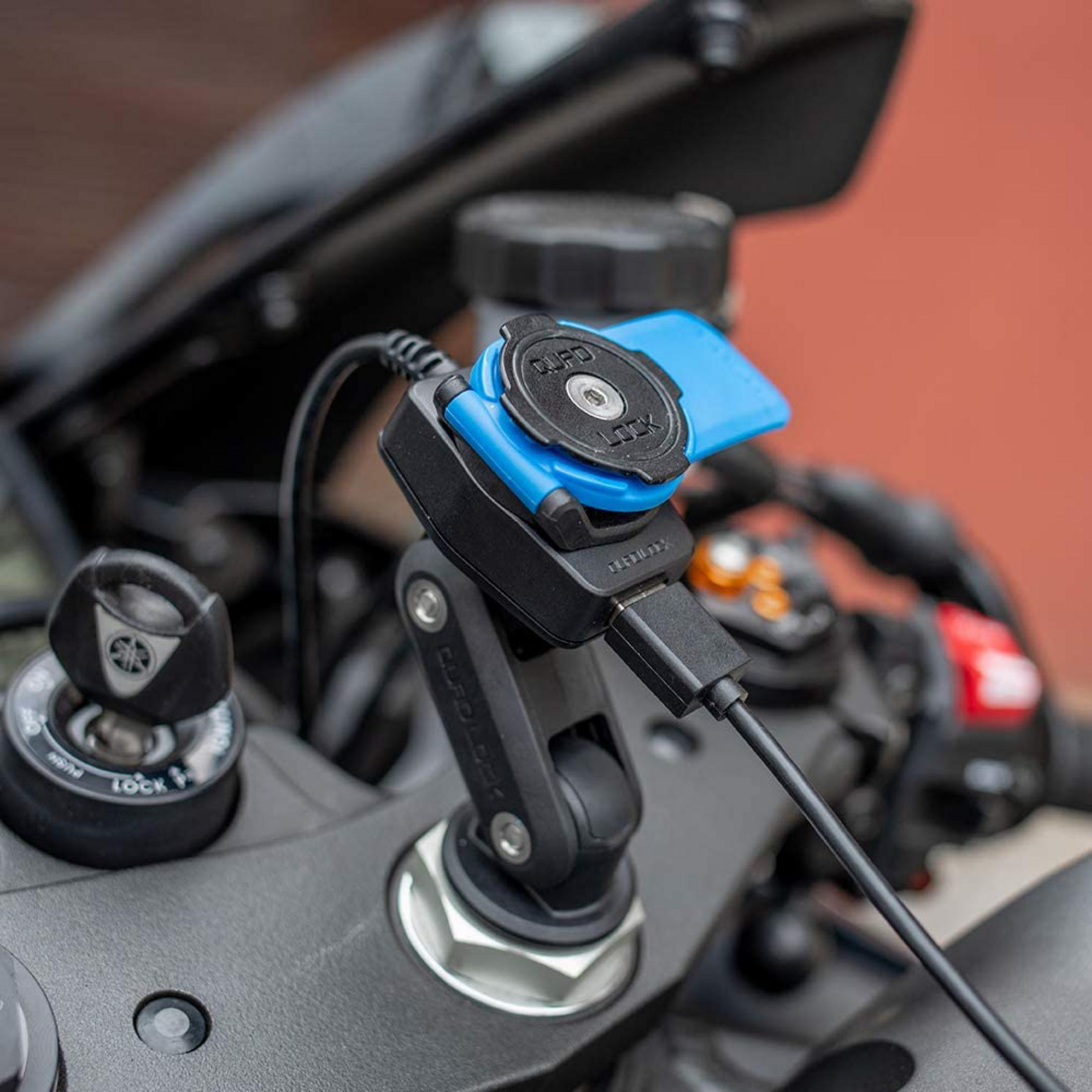 Motorradlenker mit Handyhalterung, Zündung und Ladekabel.
