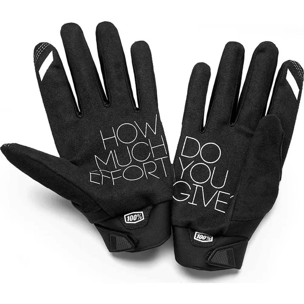 Schwarze Handschuhe mit weißer Schrift „HOW MUCH EFFORT DO YOU GIVE?“.