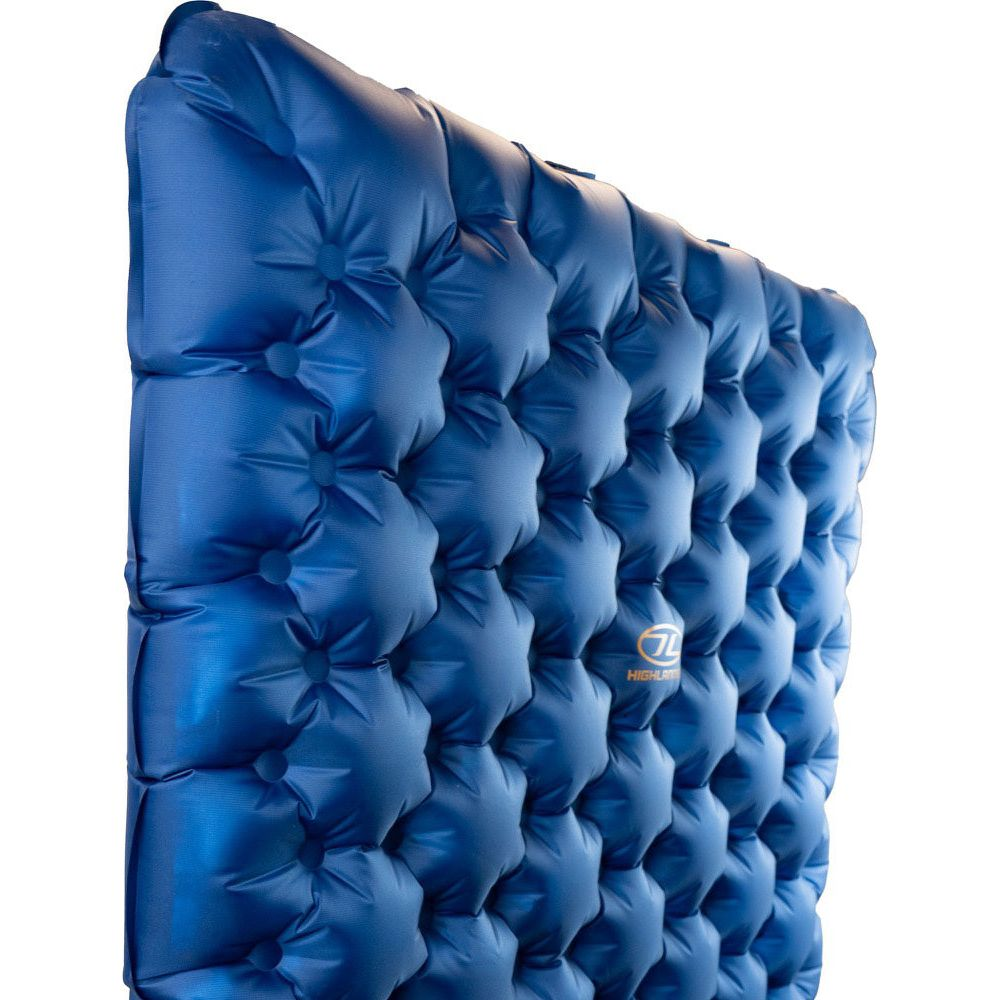 Aufblasbare Isomatte in Blau mit Wabenmuster und Logo