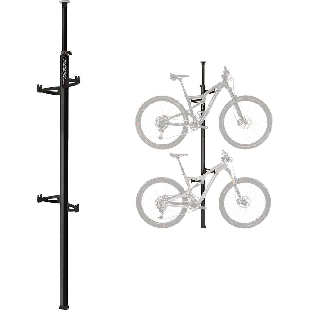 Ein schwarzer Fahrradständer mit zwei Fahrrädern, eines über dem anderen.