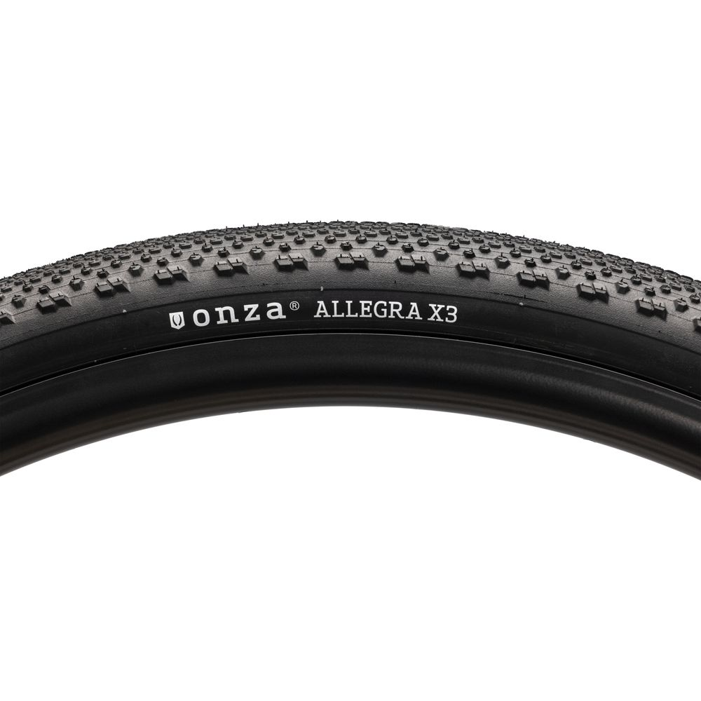 Ein schwarzer Fahrradreifen mit dem Text "gonza ALLEGRA X3".