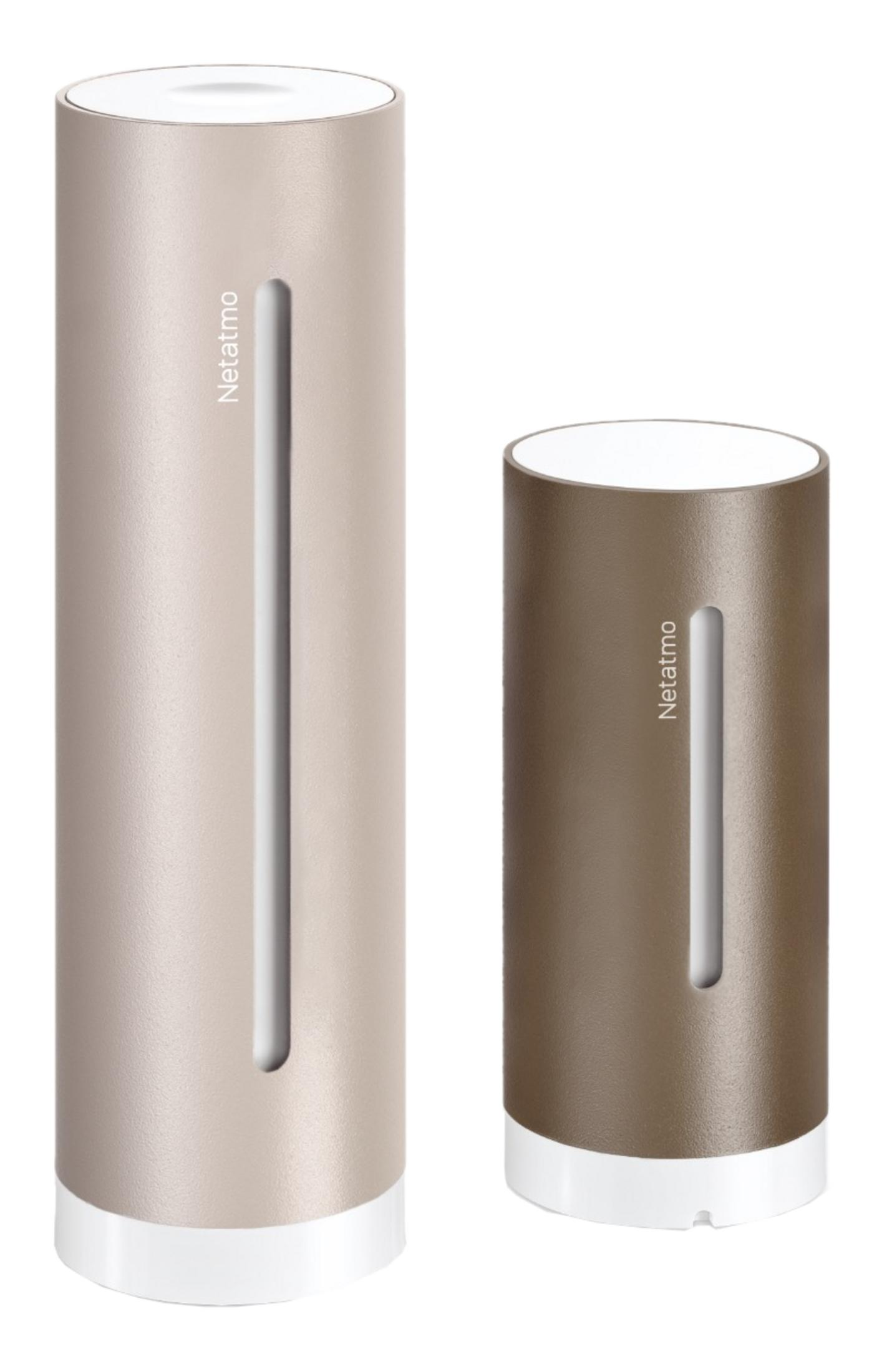 Zwei Netatmo-Wetterstationen, eine hohe beige, eine kürzere braune, mit weißen Ober- und Unterseiten.