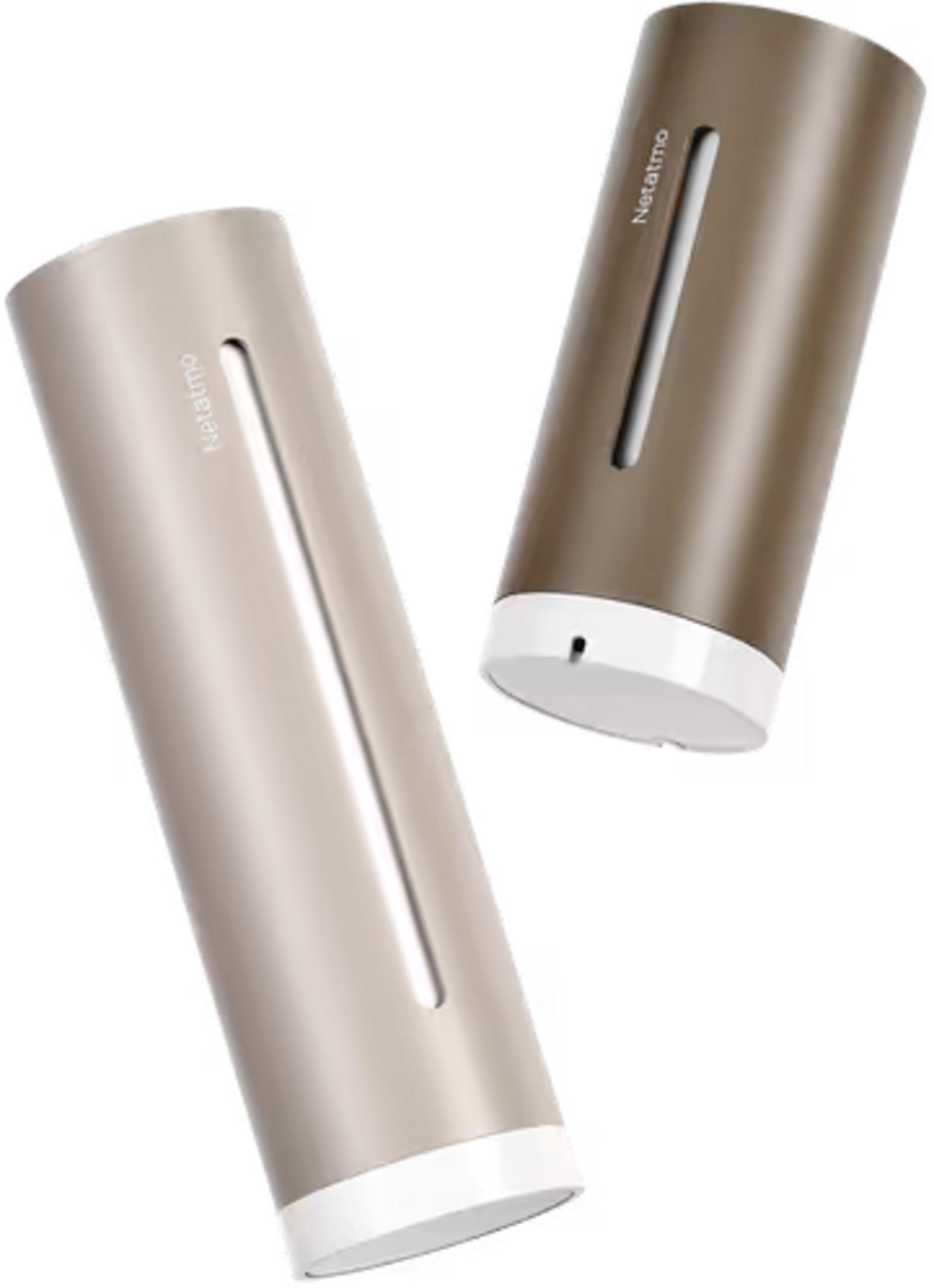Zwei Netatmo-Geräte in Beige und Braun mit weißem Sockel.