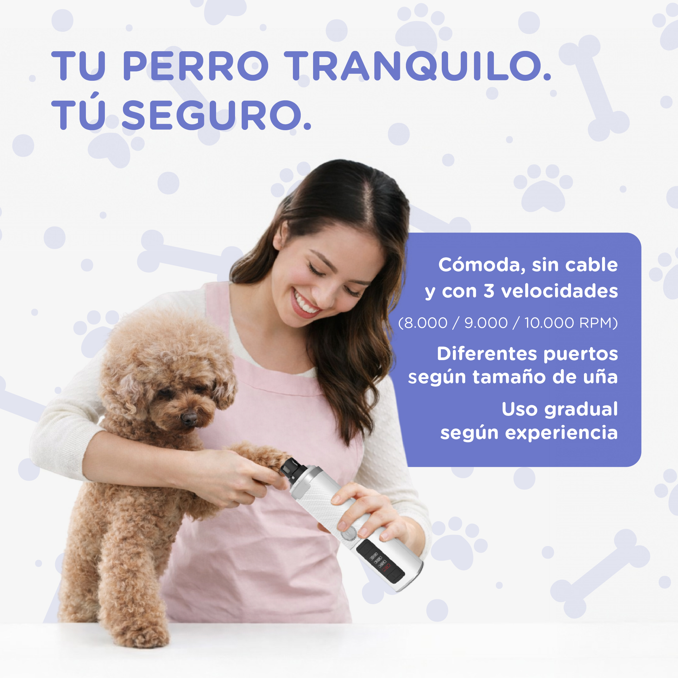 Una mujer recorta la uña de un caniche con un cortaúñas eléctrico.