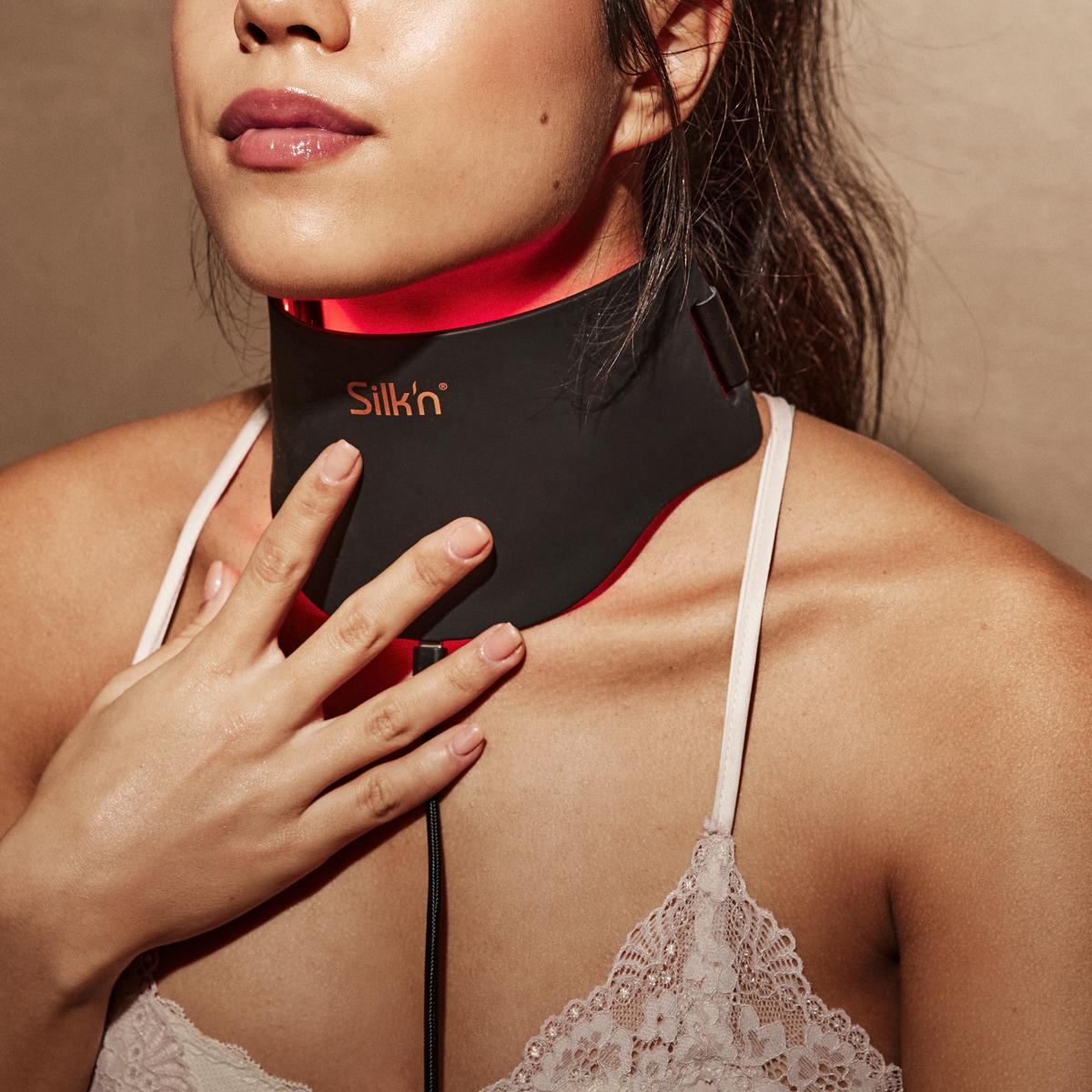 Frau mit rotem Licht-Halsband und Spitze-BH.