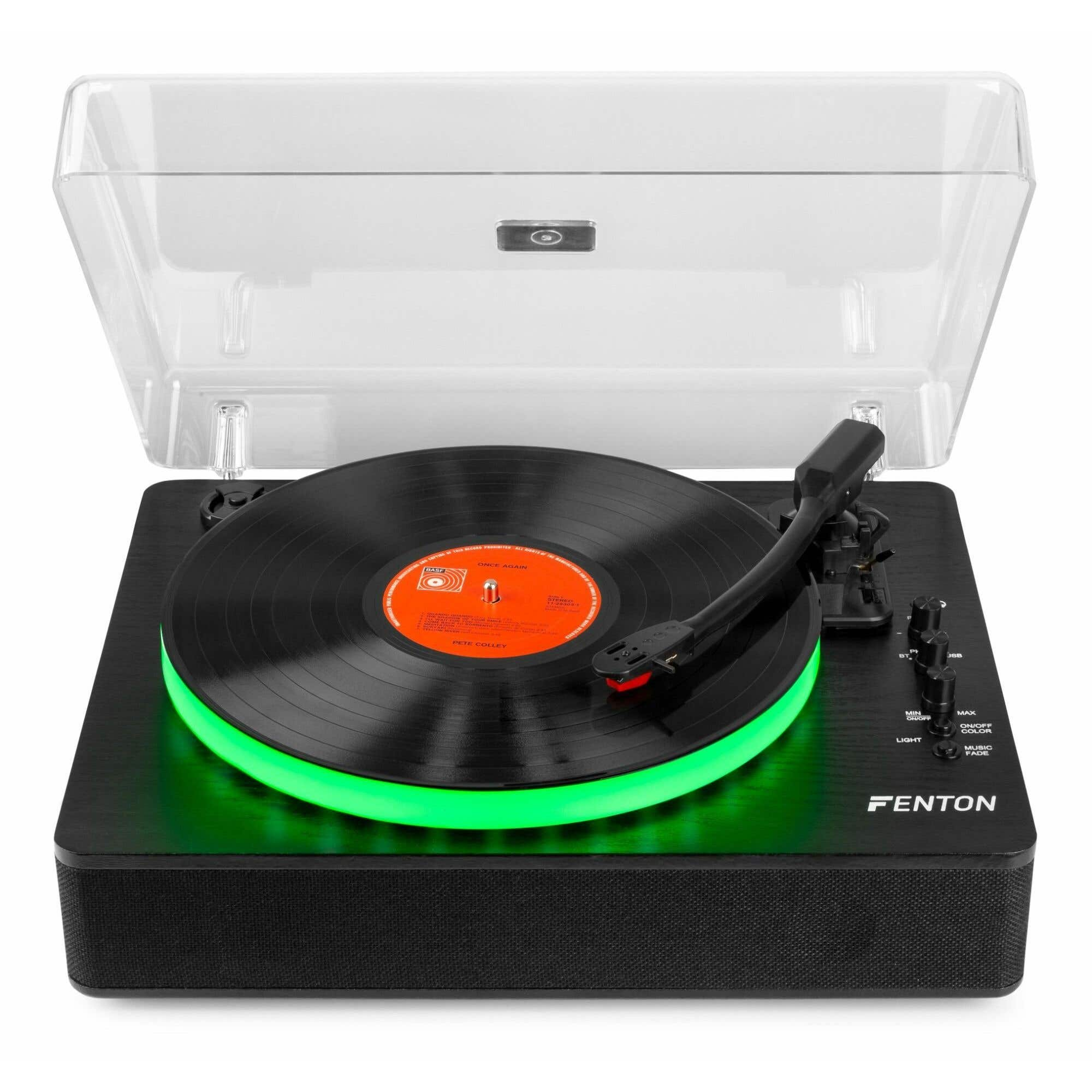 Tocadiscos negro con luz verde y disco de vinilo encima.