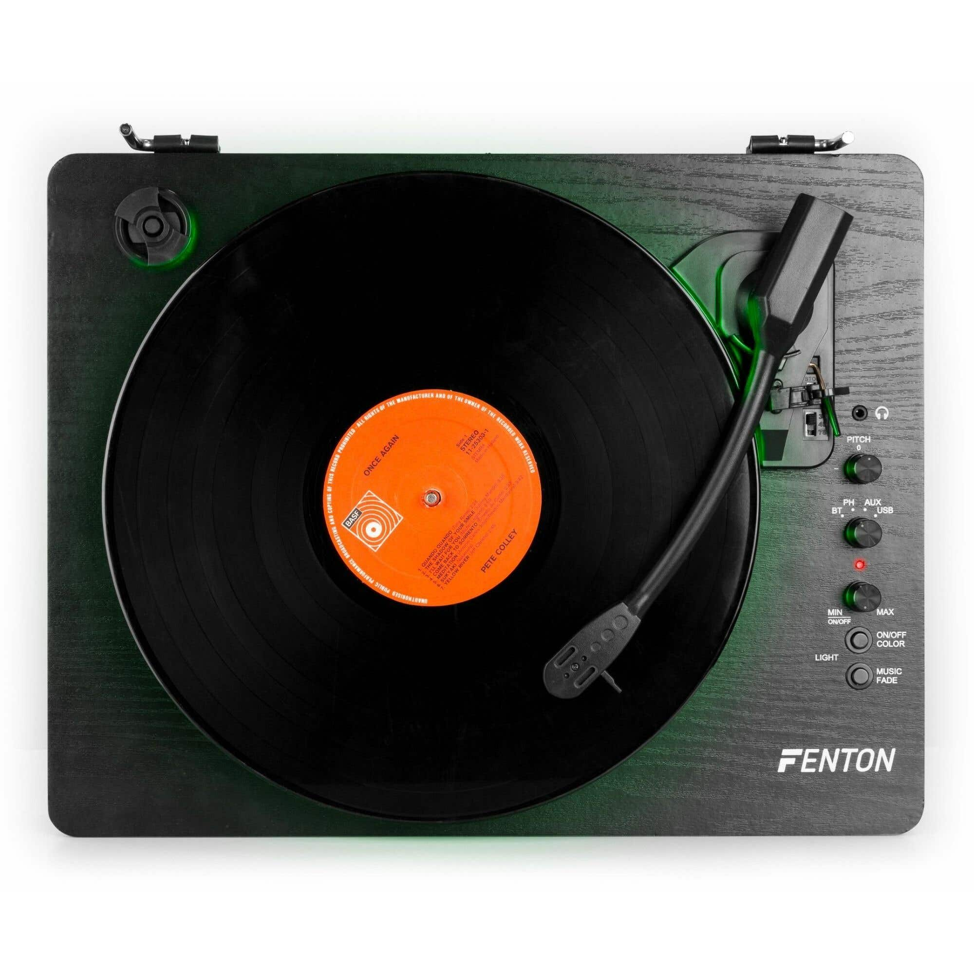Un tocadiscos con disco de vinilo y brazo de lectura, botones de control y logo "FENTON".
