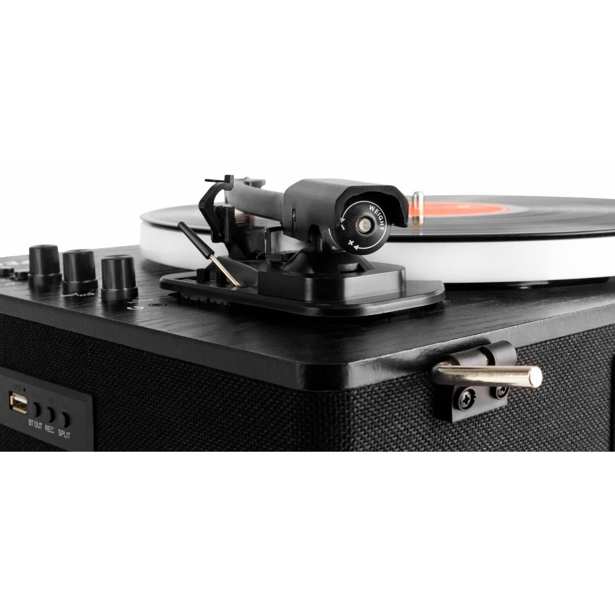 Schwarzer Plattenspieler mit Tonarm, Vinyl und Bedienelementen.