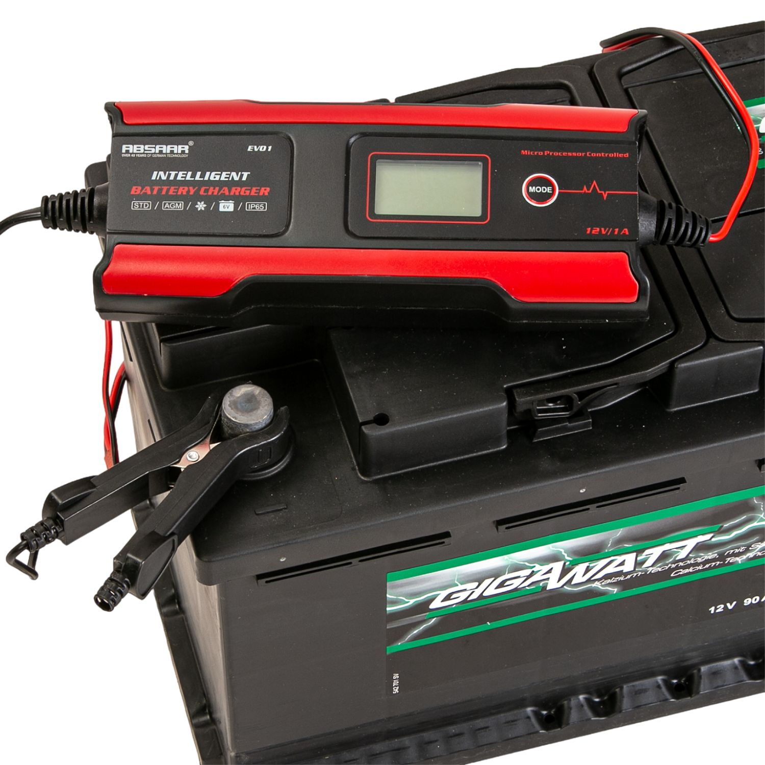 Ein intelligenter Batterieladegerät mit Klemmen auf einer Autobatterie.