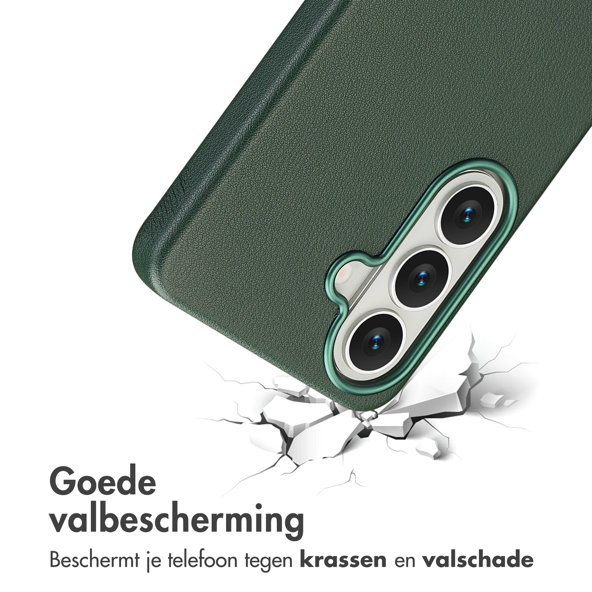 Donkergroene telefoonhoes met drie camera's die op gebroken grond valt.