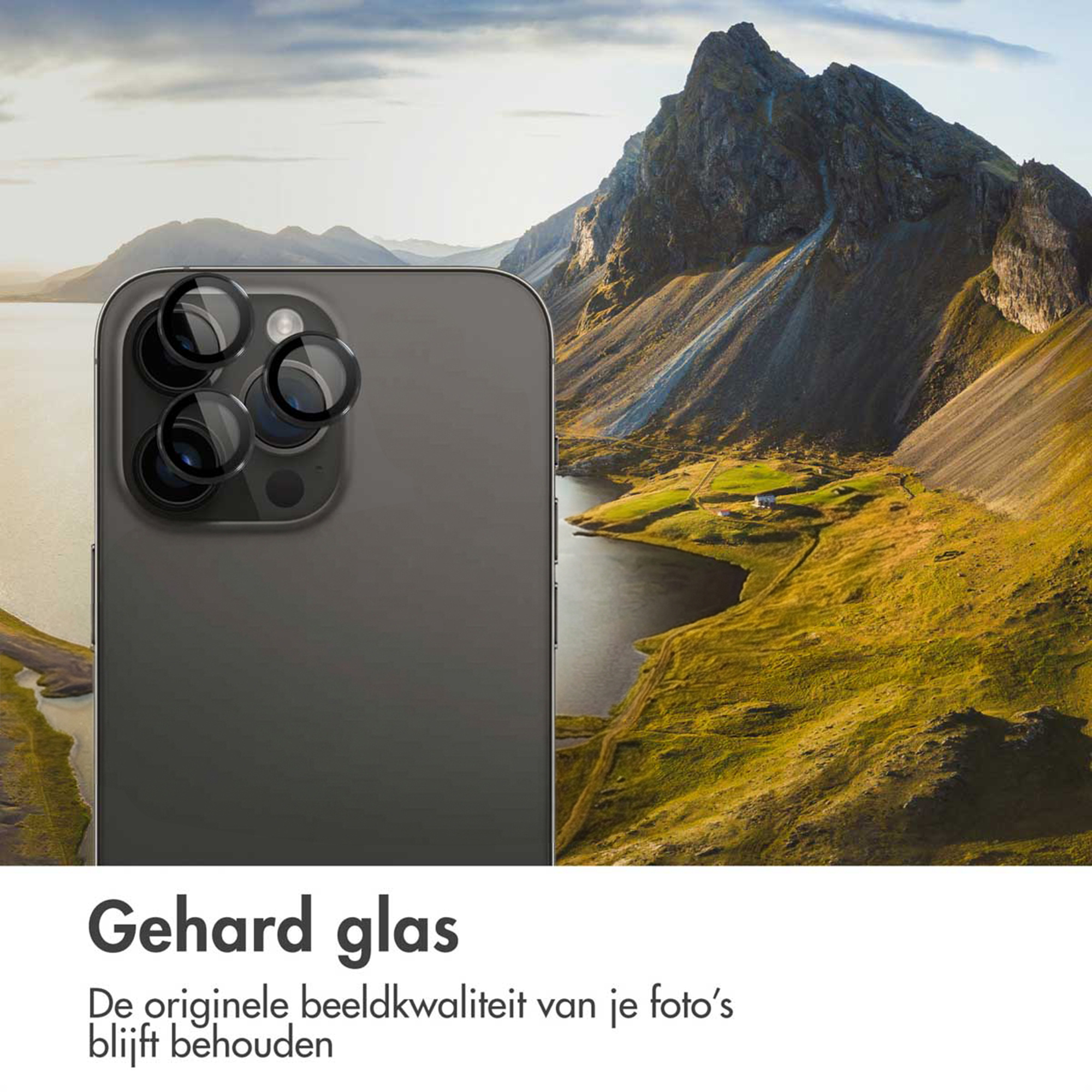 Un smartphone avec des objectifs d'appareil photo devant un paysage de montagne.