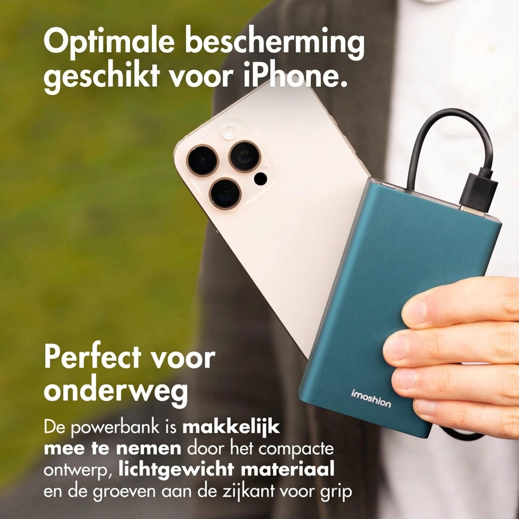 Une personne tient une batterie externe bleu sarcelle connectée à un iPhone blanc. Fond extérieur.