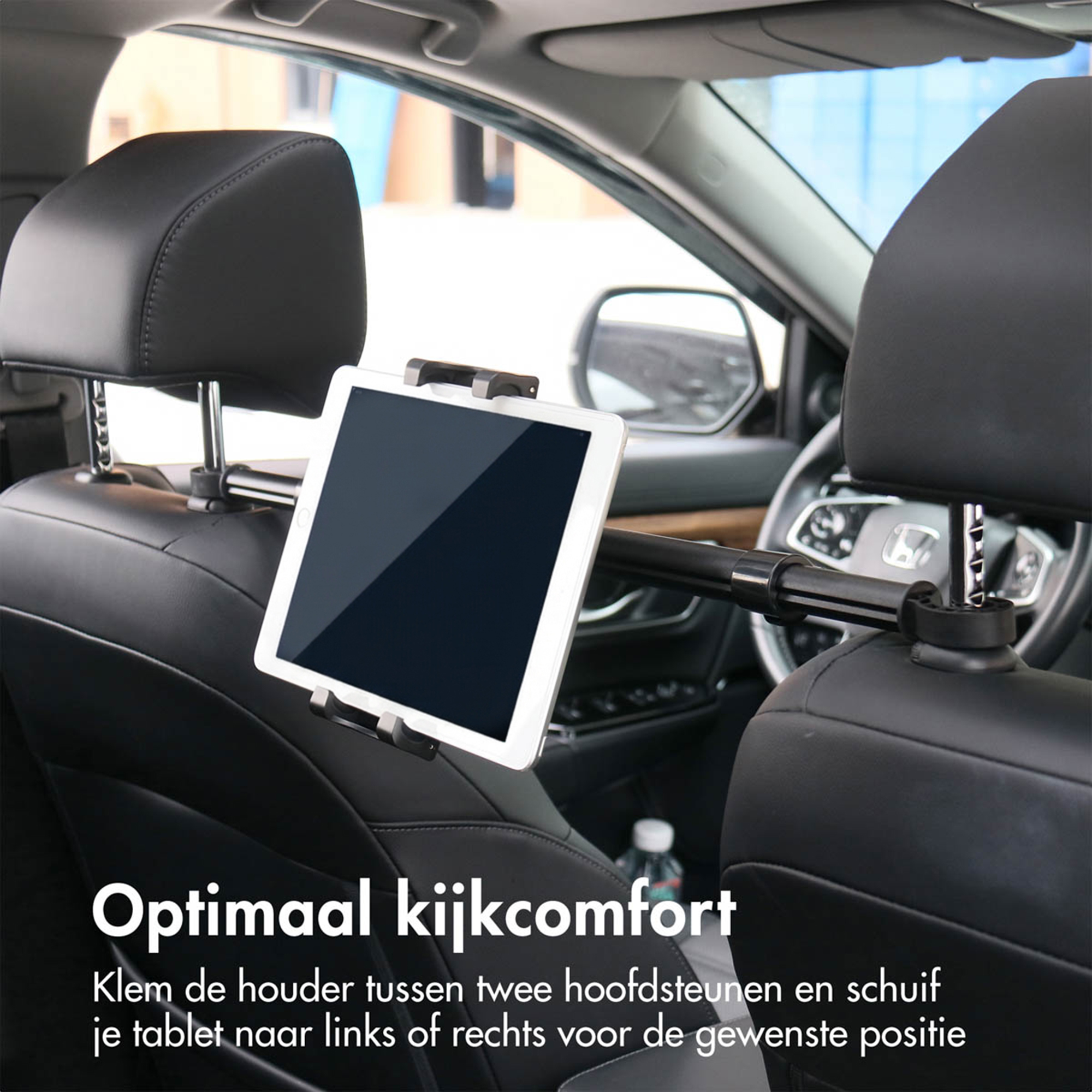 Tablethouder bevestigd aan twee hoofdsteunen in de auto. Zwart lederen interieur.