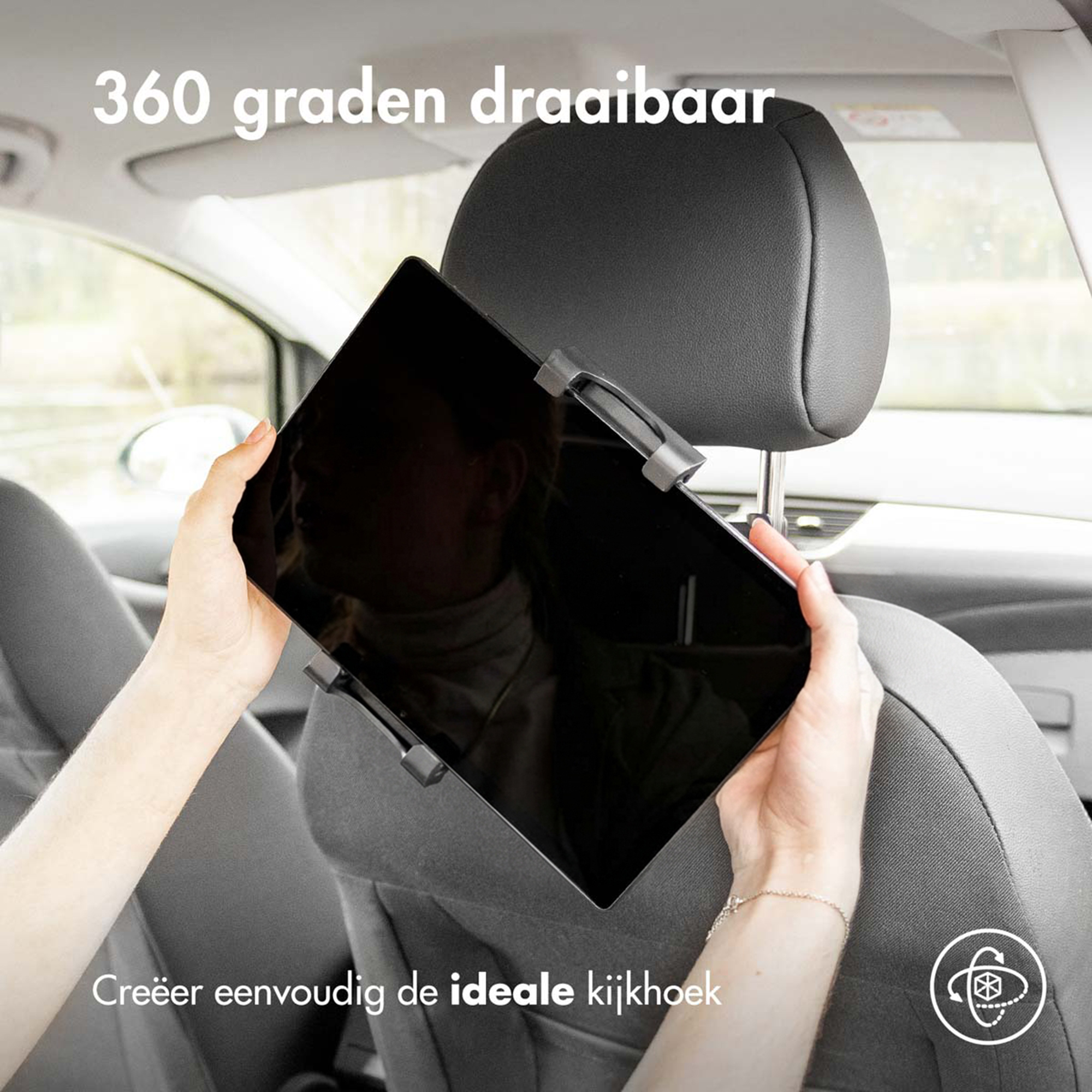 Tablethouder op hoofdsteun in auto, vastgehouden door handen.