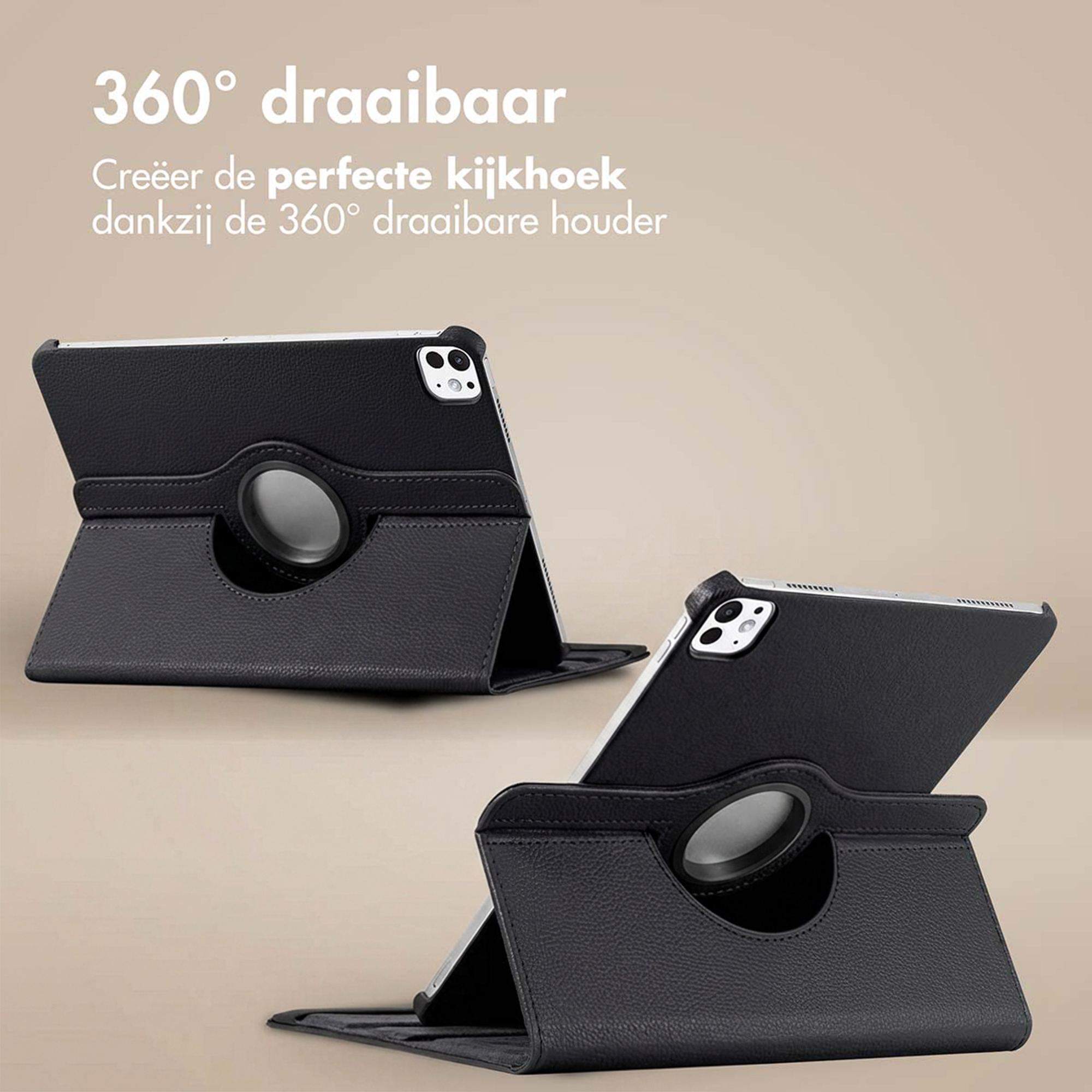Zwarte tablethoes met 360 graden draaifunctie, op een lichtbruine achtergrond.