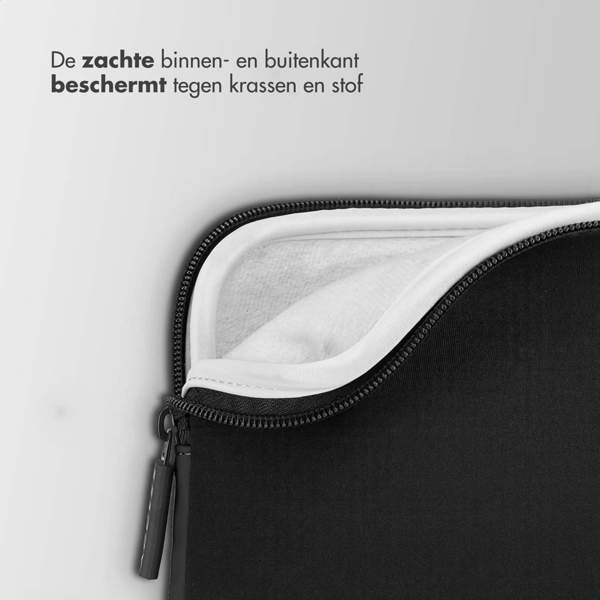 Zwarte laptop sleeve met zachte voering. Rits zichtbaar.