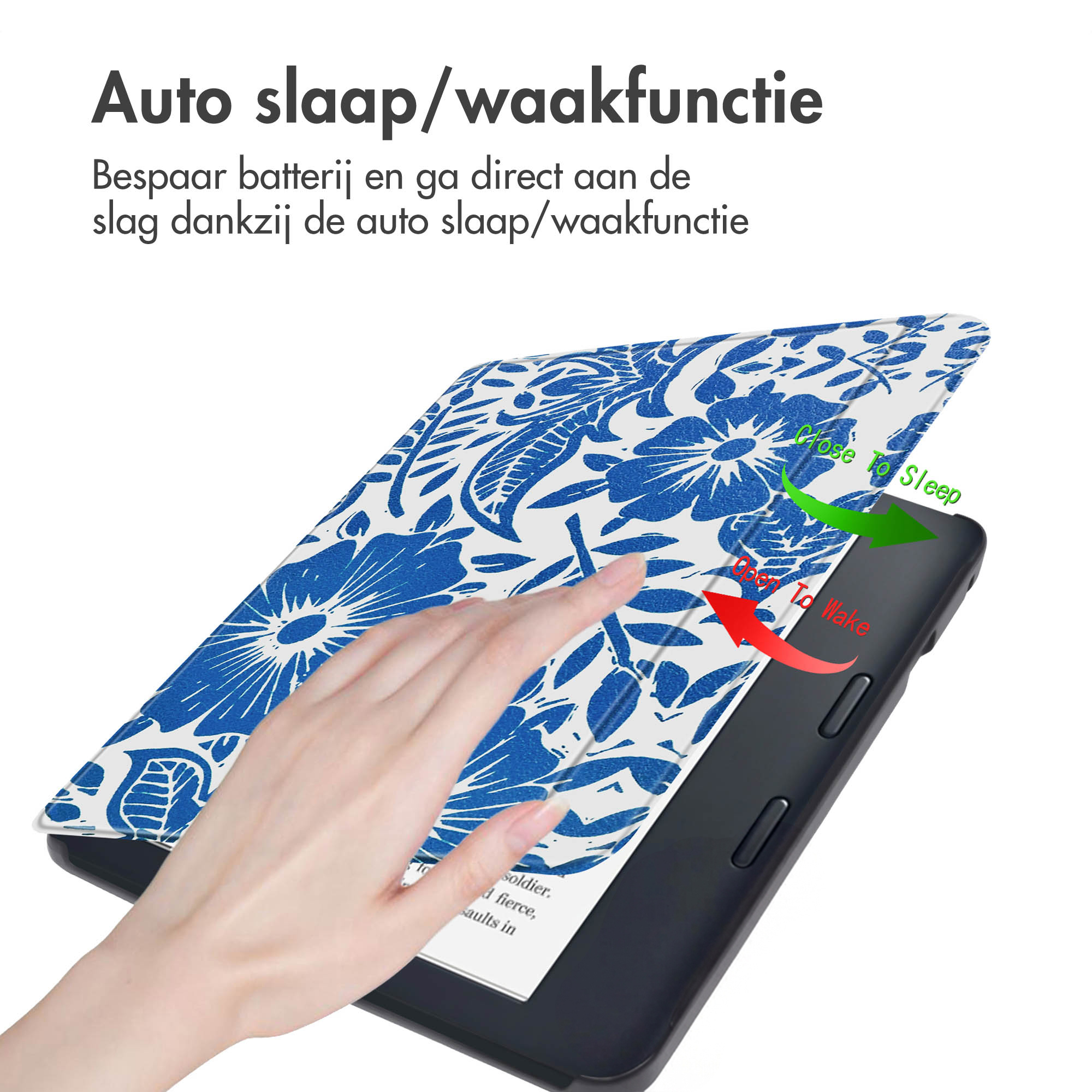 Une main ferme une couverture de tablette florale bleue et blanche pour la mettre en veille.