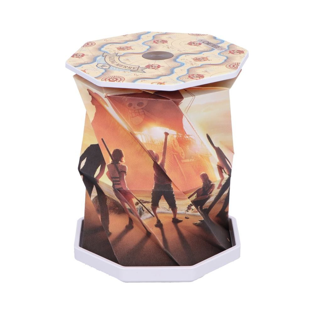 Een papieren lantaarn met One Piece thema, met personages op een strand bij zonsondergang.