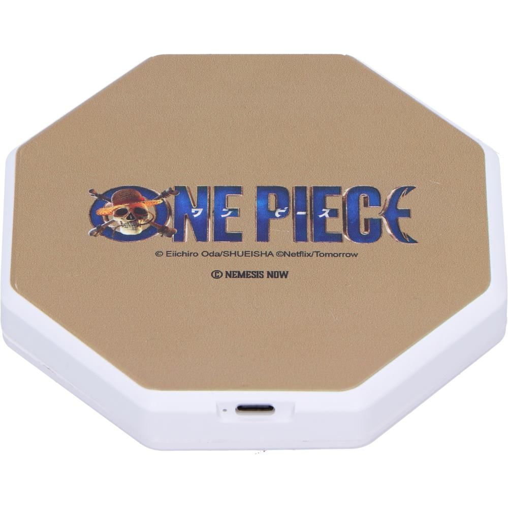 Een achthoekige witte behuizing met een gouden deksel met het One Piece logo en een schedel.