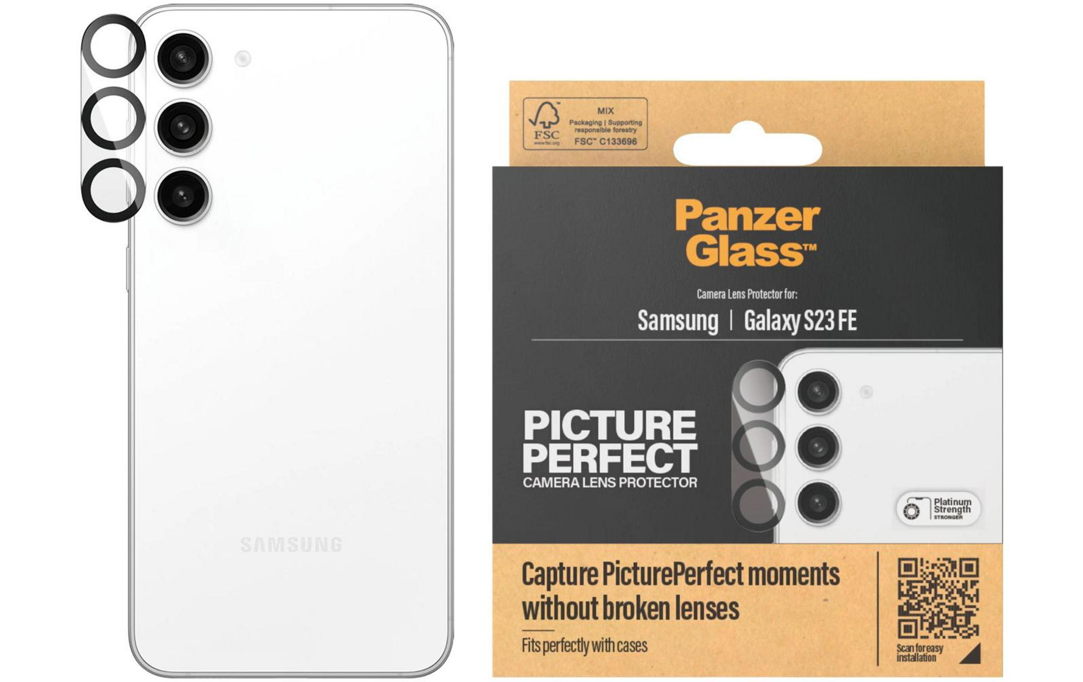 Panzer Glass cameralens protector verpakking voor Samsung Galaxy S23 FE op witte telefoon.