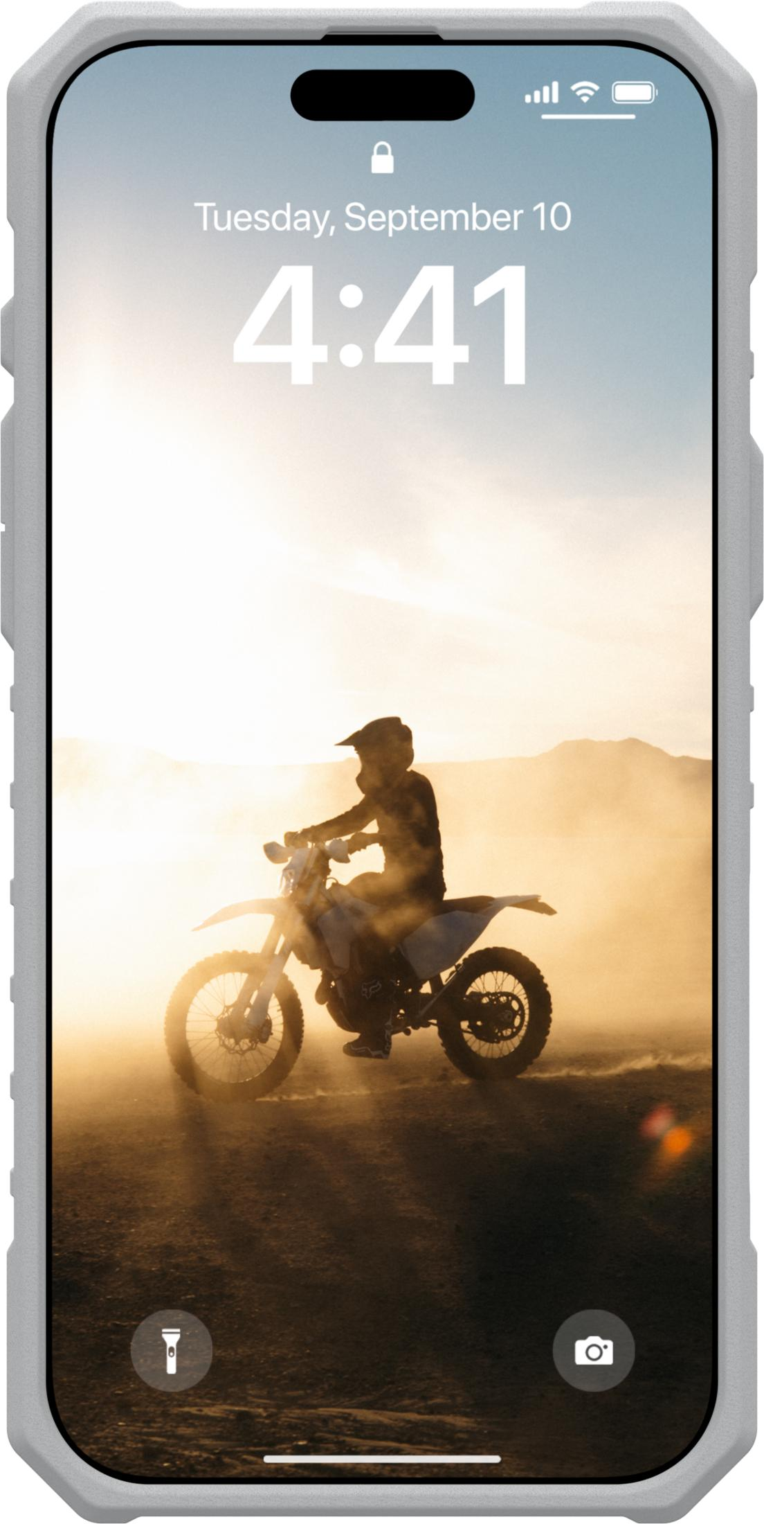 Motociclista nella polvere al tramonto, schermata di blocco del telefono.