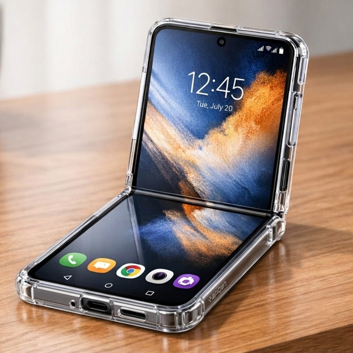 Un telefono flip aperto in custodia trasparente poggia sul legno.