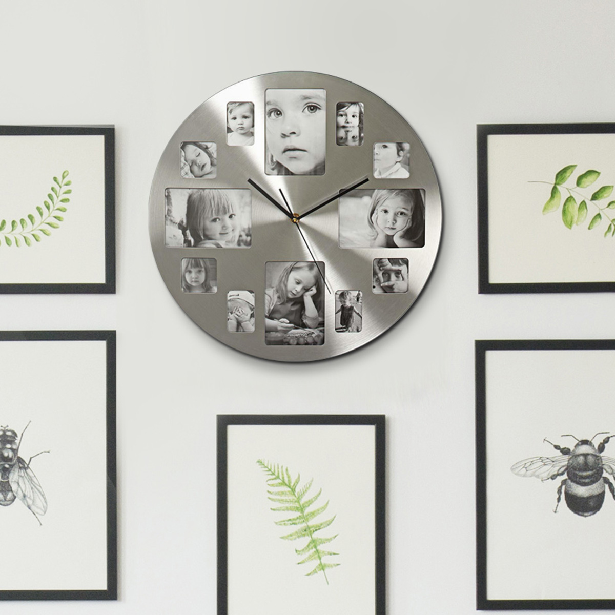 Runder Bilderrahmen-Uhr mit Kinderfotos. Links und rechts davon Bilder von Pflanzen und Insekten.